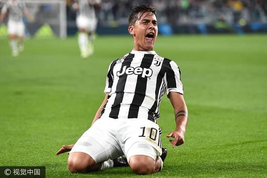 拉普拉塔大学生抗议阿足协新规，背身列队迎接联赛冠军罗萨里奥